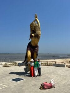 Cosmopolitours Clients in Shakira s Monument in Barranquilla 2023 Cosmopolitours